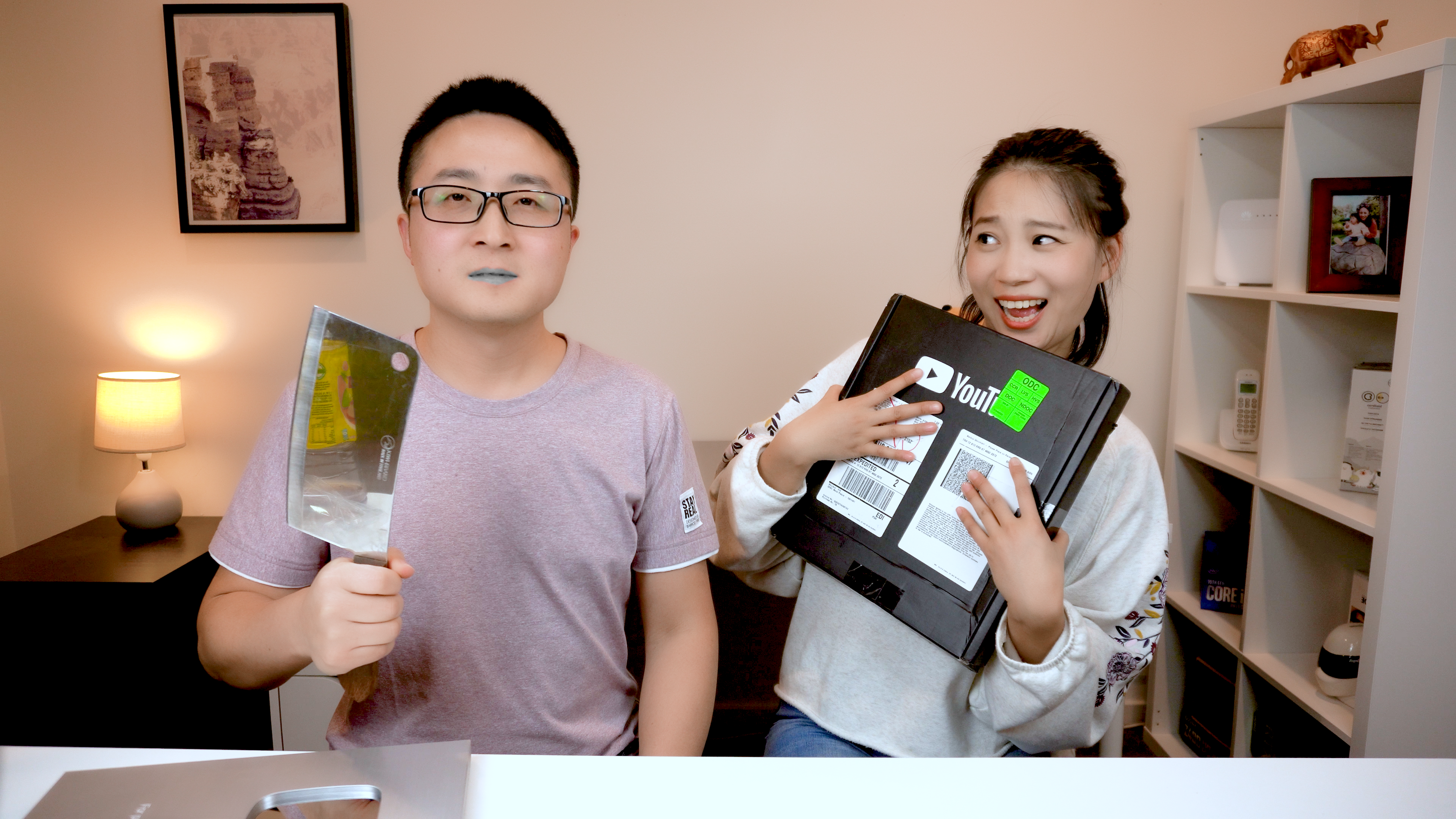 怎么回事？Youtube 给我们邮寄了两块10万订阅奖牌，开箱一探究竟！ | 零度解说-零度会员