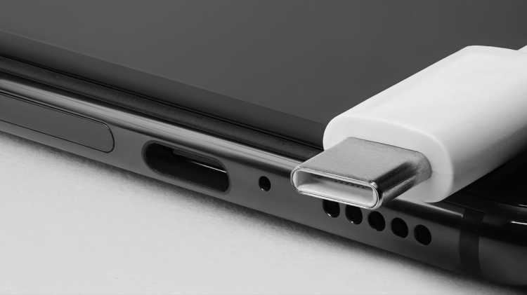 为什么要定期清洁手机的 USB-C 端口(以及如何清理) 为什么要定期清洁手机的 USB-C 端口(以及如何清理)